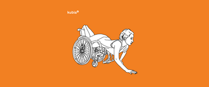 Zeichnung einer Person, die in einem Rollstuhl auf dem Bauch liegt. Sie lehnt sich so über den Rollstuhlrücken, so dass die Hände den Boden berühren.