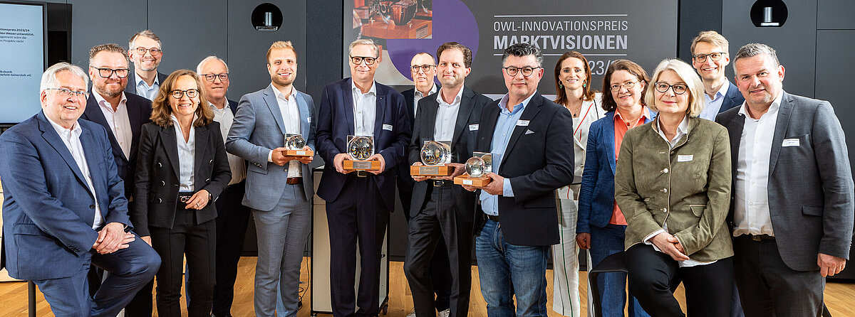 Die Sieger des OWL-Innovationspreises 2023/24 bei der Preisverleihung mit Jury und Sponsoren.