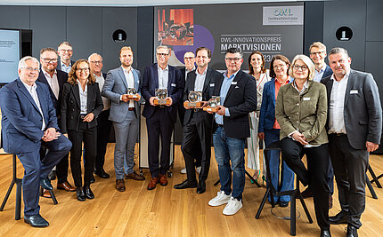 Die Sieger des OWL-Innovationspreises 2023/24 bei der Preisverleihung mit Jury und Sponsoren.