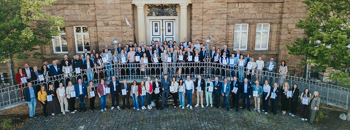 Gruppenbild Auszeichnungsveranstaltung "Familienfreundliches Unternehmen im Kreis Minden Lübbecke 2025"