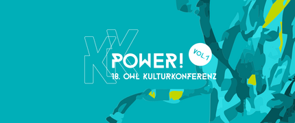 Nahaufnahme bunter Bänder in den Farben Grün und Türkis. Darüber der Schriftzug "Power! Volume 1. 18. OWL Kulturkonferenz.