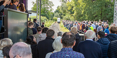 Großer Menschenandrang an der stillgelegten Teststrecke der Extertalbahn im Kreis Lippe, wo MONOCAB OWL am 3. Oktober präsentiert wurde. |