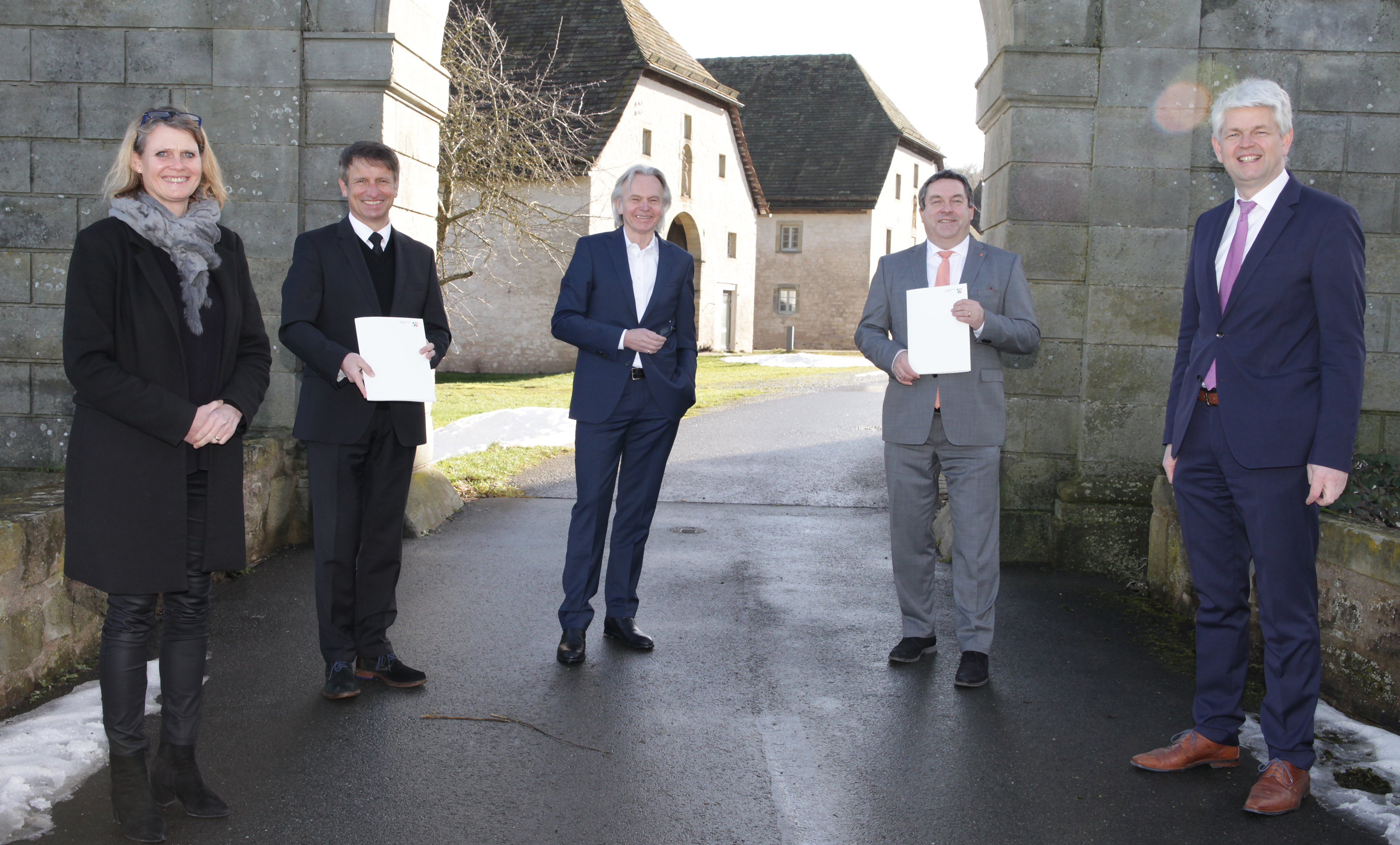 Foto: v.l.n.r. Regierungspräsidentin Judith Pirscher, Landrat Michael Stickeln (Kreis Höxter), HW, Landrat Dr. Axel Lehmann (Kreis Lippe) und Staatssekretär Christoph Dammermann (MWIDE Wirtschaftsministerium)